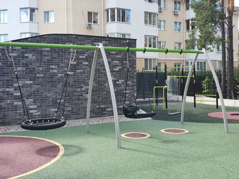 Гойдалки для всіх фото