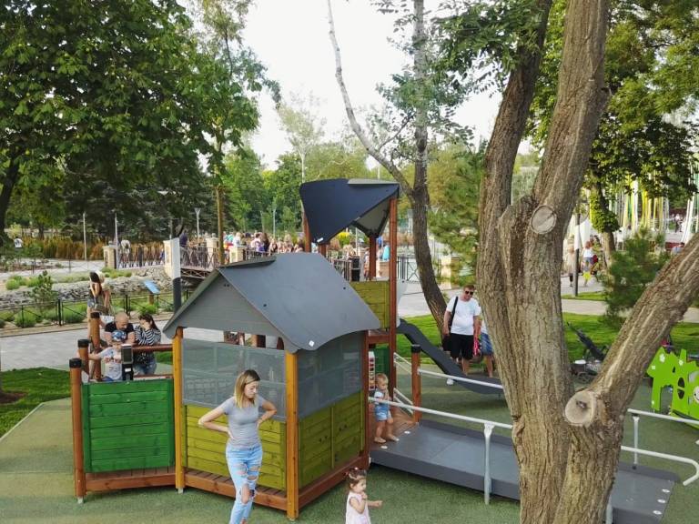 Майданчик для дітей з обмеженими можливостями фото