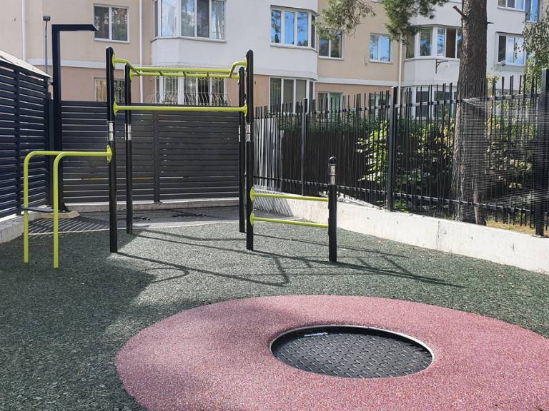 Майданчик воркаут з батутом фото